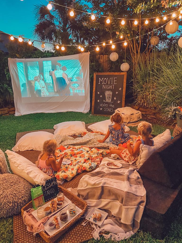 Cozy ​outdoor movie setup for backyard⁢ entertainment under the stars