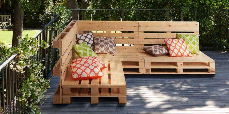 Seasonal Pallet Garden: ​Rotate plants for ⁢year-round visual interest