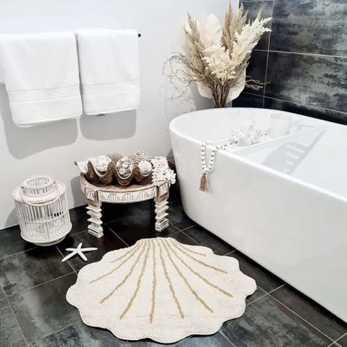 Seashell accents bringing a coastal vibe to your boho bathroom