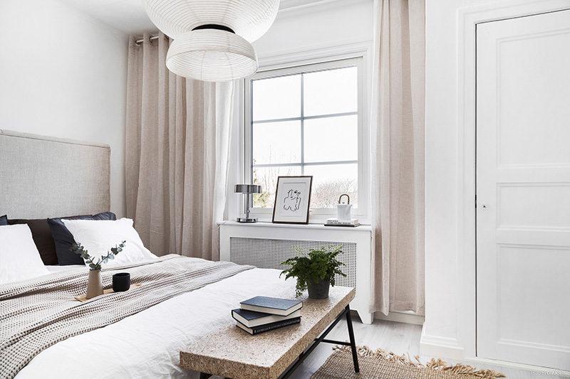 Add‌ mirrors strategically to create an ‌illusion of space‌ in‌ your minimalist ‌bedroom