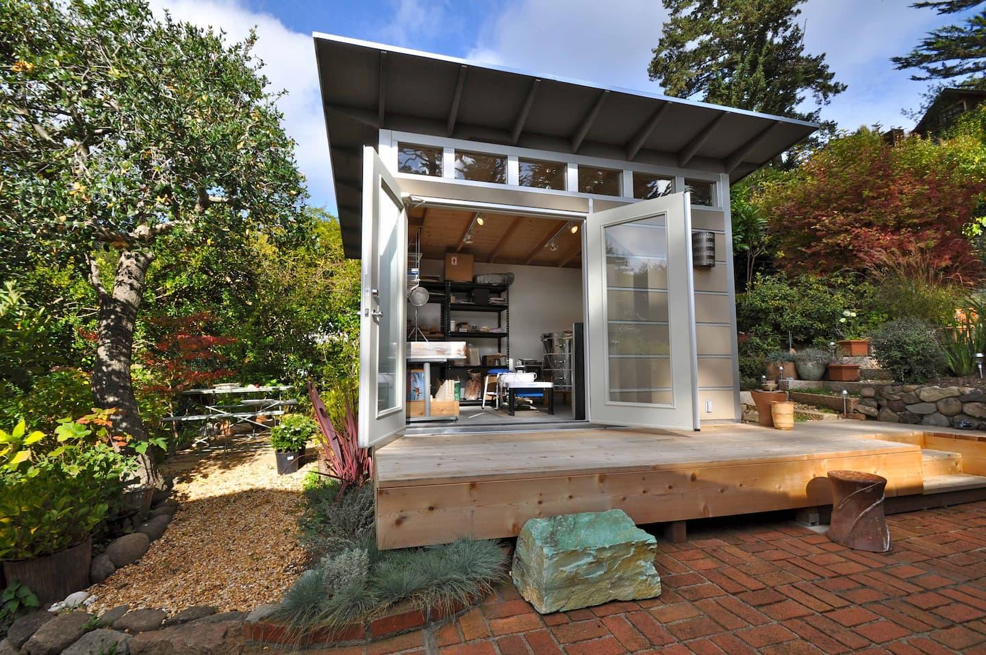 Custom ⁢backyard shed for stylish storage with personality