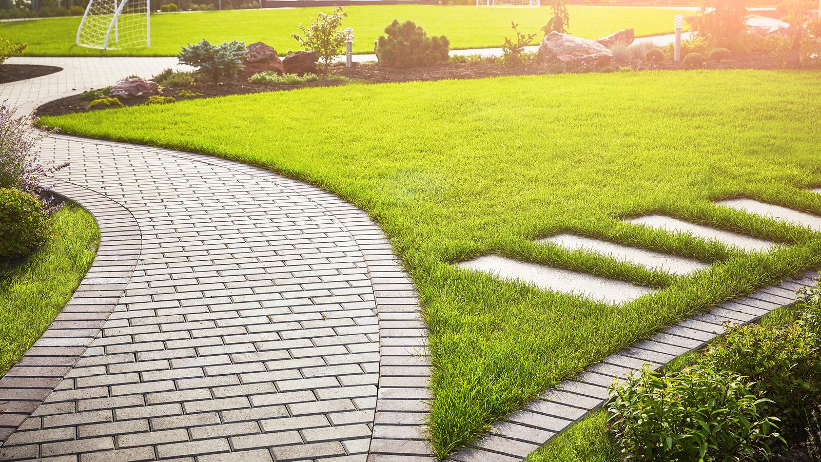 Creative ⁢pathways guiding guests through your ‍stunning backyard