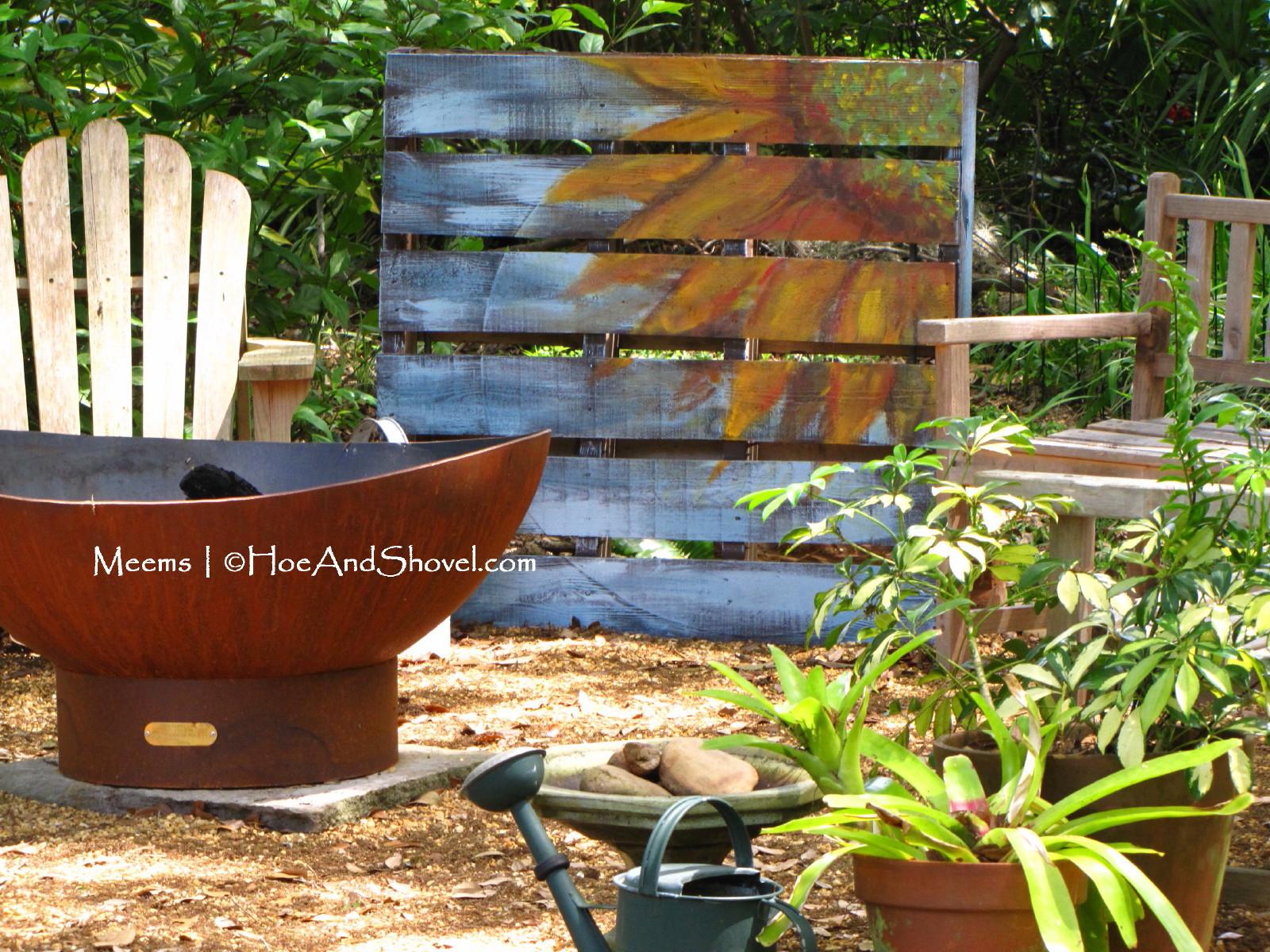 Garden Pallet Artwork:​ Combine plants and paint for ‌a striking outdoor aesthetic