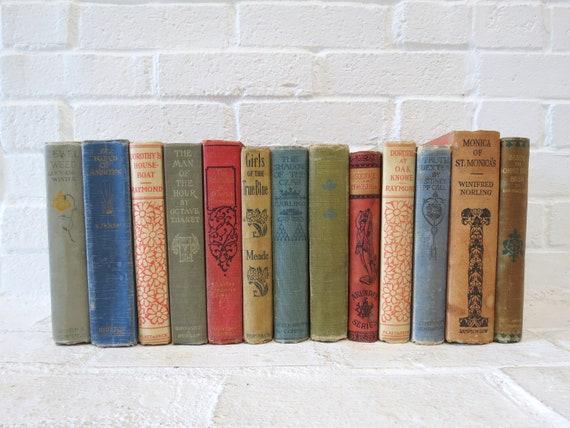 Curate ⁤a‍ collection of⁣ vintage ⁤books for character ‍in your vintage ‌living room