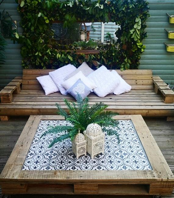 Pallet Garden Coffee Table: Showcase plants while enjoying outdoor gatherings in style