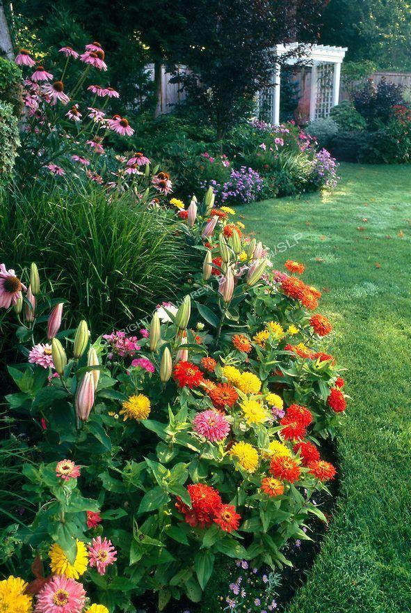 Elevate‍ your backyard with colorful flower beds​ and‍ lush greenery