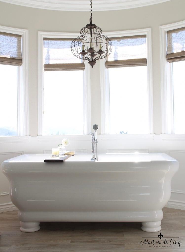 Choose a farmhouse-inspired⁢ freestanding tub for ⁣a chic ​focal ⁣point‌ in⁤ your Farmhouse Bathroom