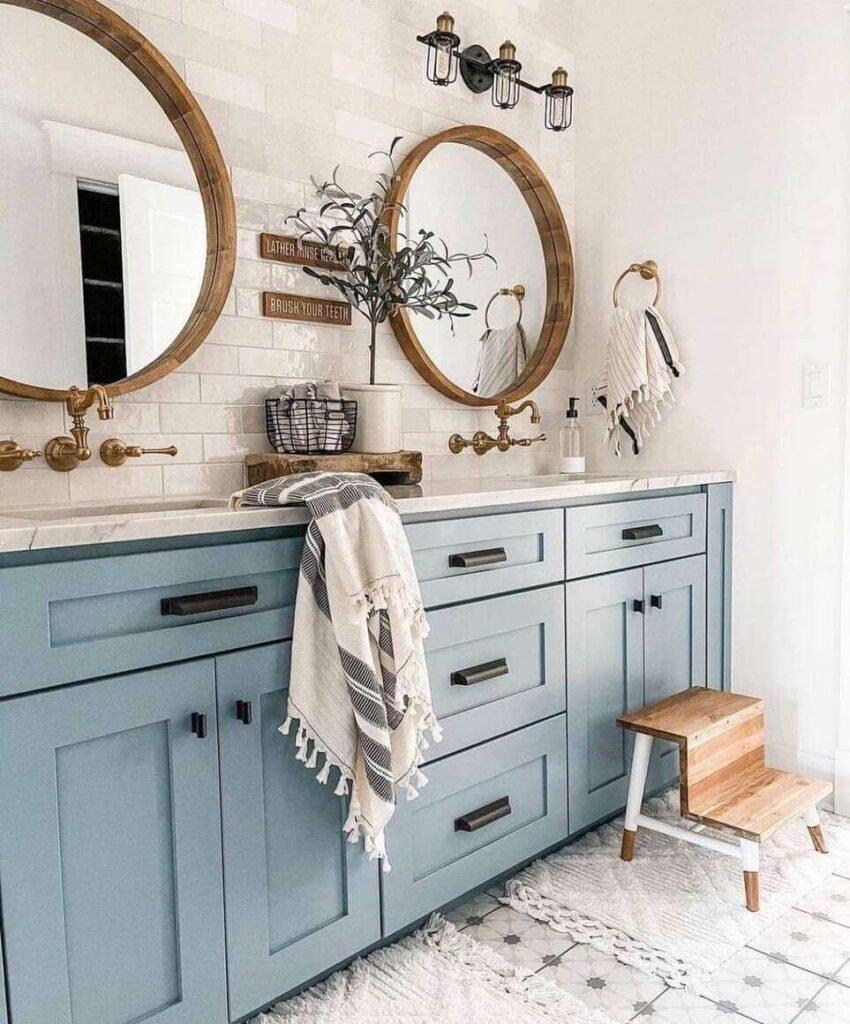 Create a focal point with a standout vanity ⁤in your stylish farmhouse bathroom