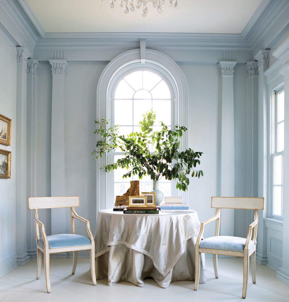 Use soft, blue-tinged lighting for a tranquil‍ living ⁢room atmosphere