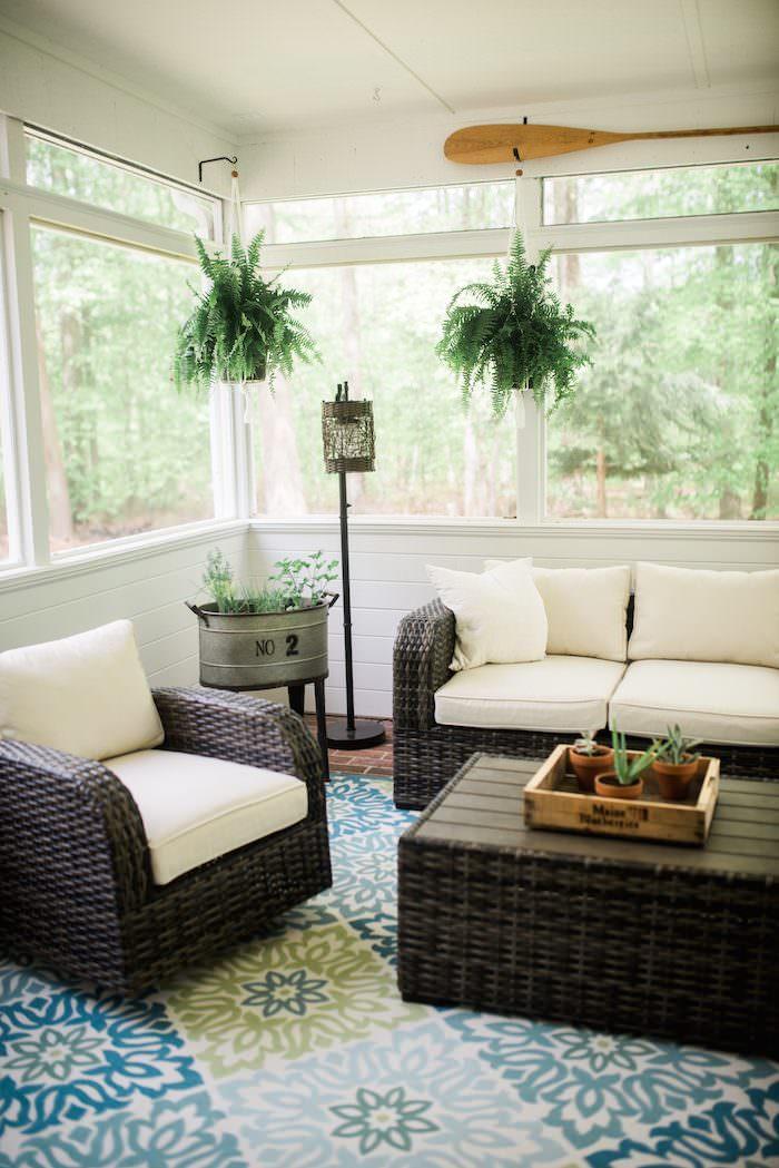 Create a cozy reading nook in⁣ your screened porch