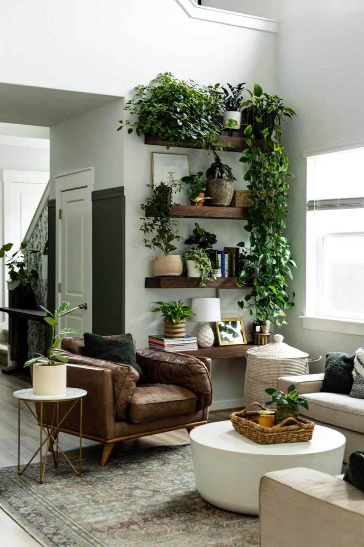 Incorporate houseplants ⁢to breathe⁣ life into your earthy living room ⁢ambiance