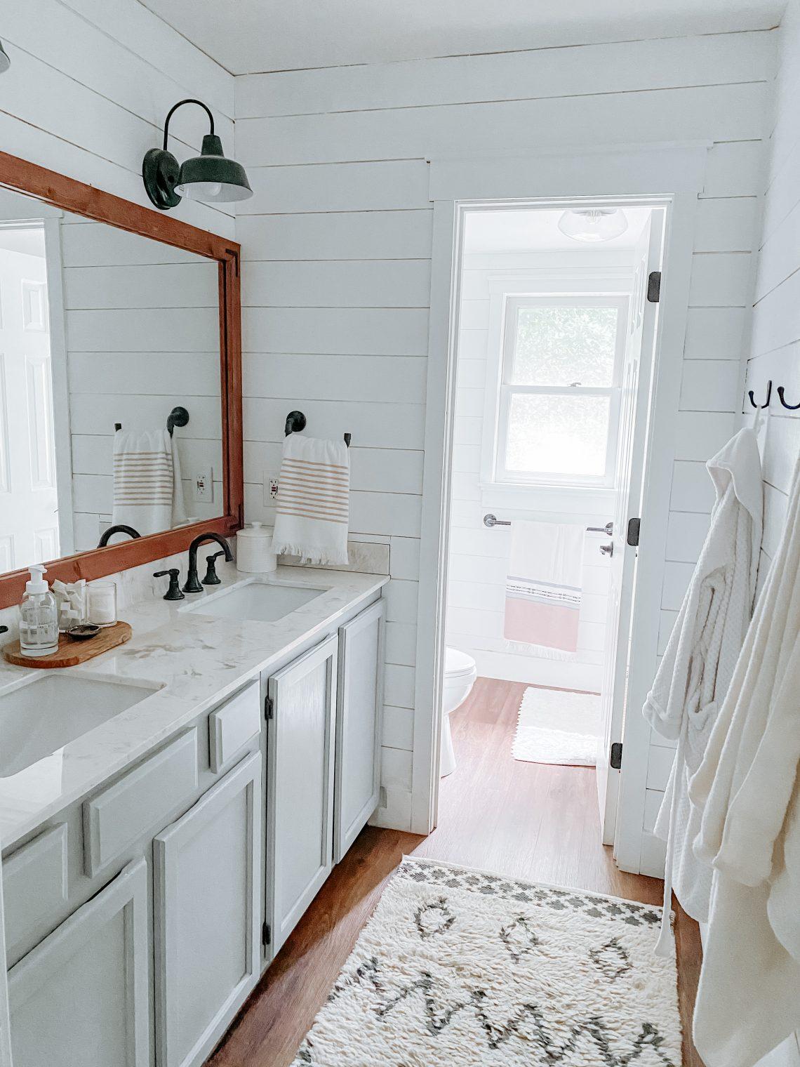 Embrace white shiplap walls‍ for a bright and airy farmhouse‌ bathroom ambience