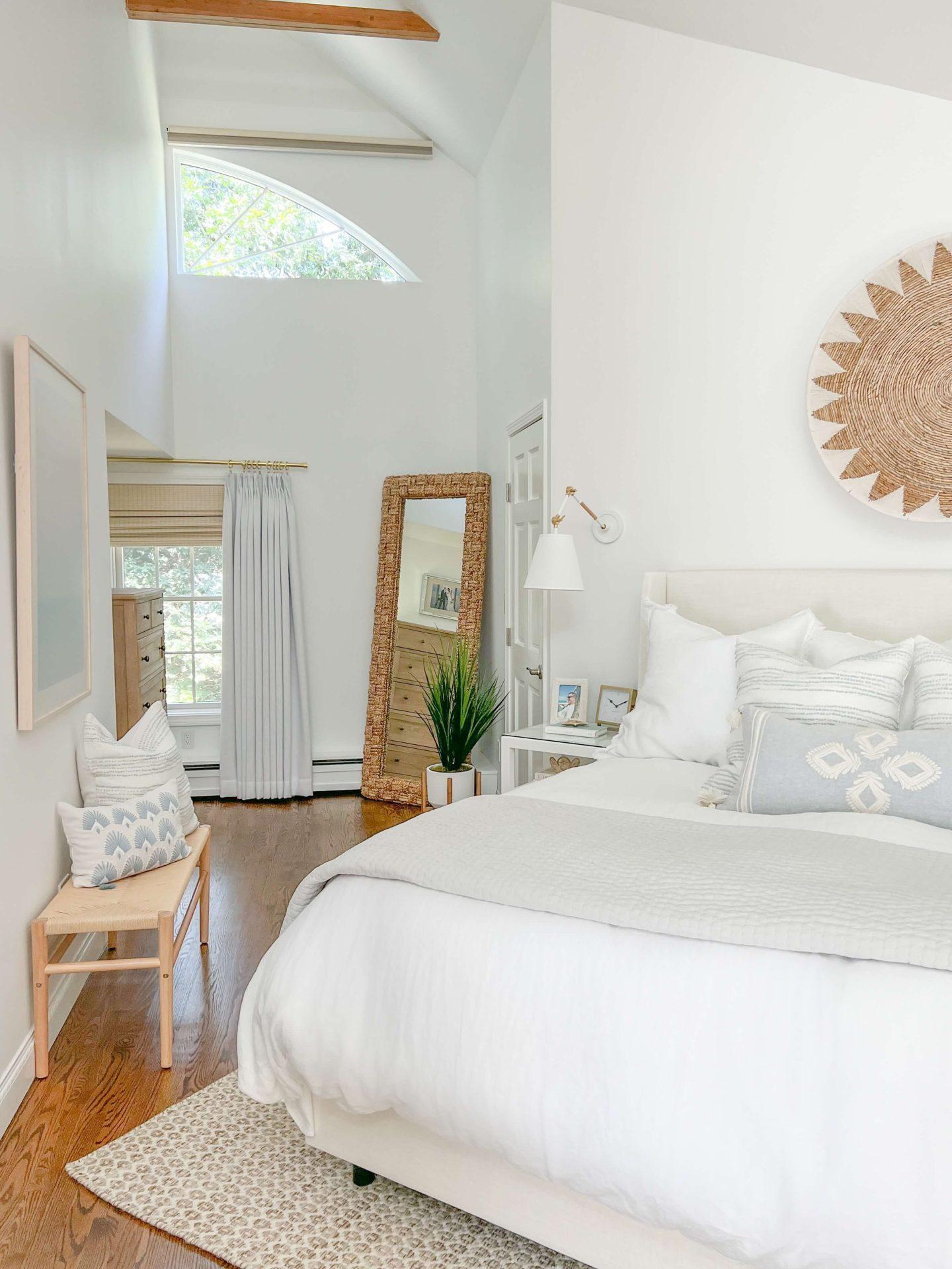 Coastal Bedroom: Breezy ​vibes and‌ soft ‌hues reminiscent of sea shores