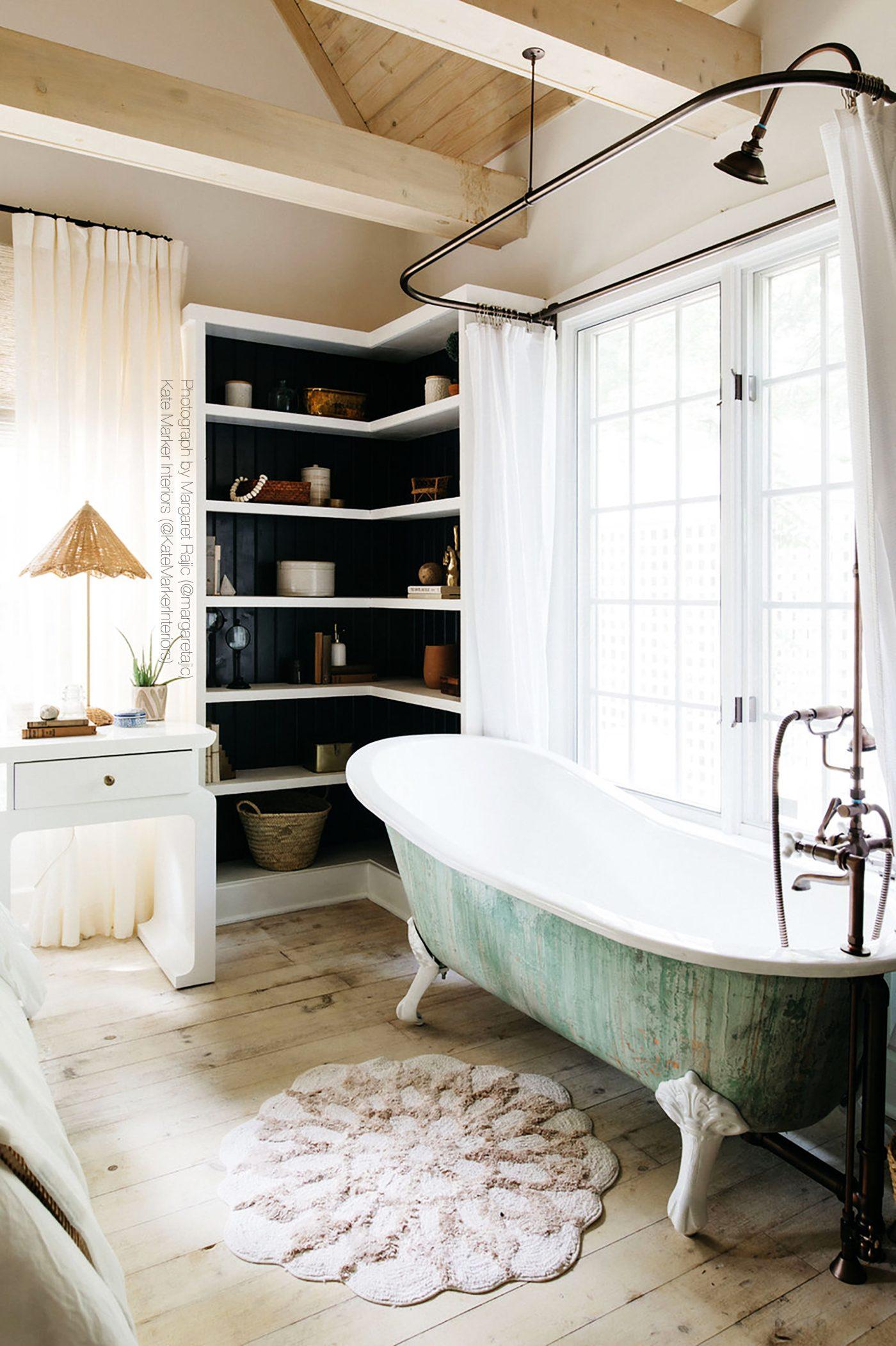 Add charm with ⁣a vintage clawfoot⁢ tub as the centerpiece of your farmhouse bathroom