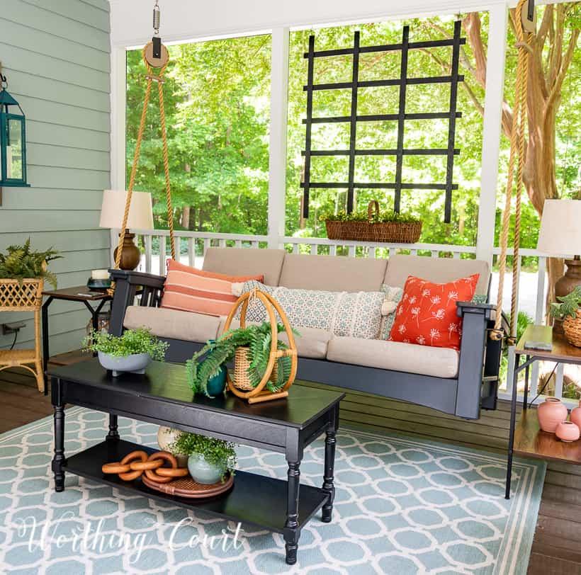 Create‍ a seasonal ⁢display featuring themes on your⁤ Screened Porch