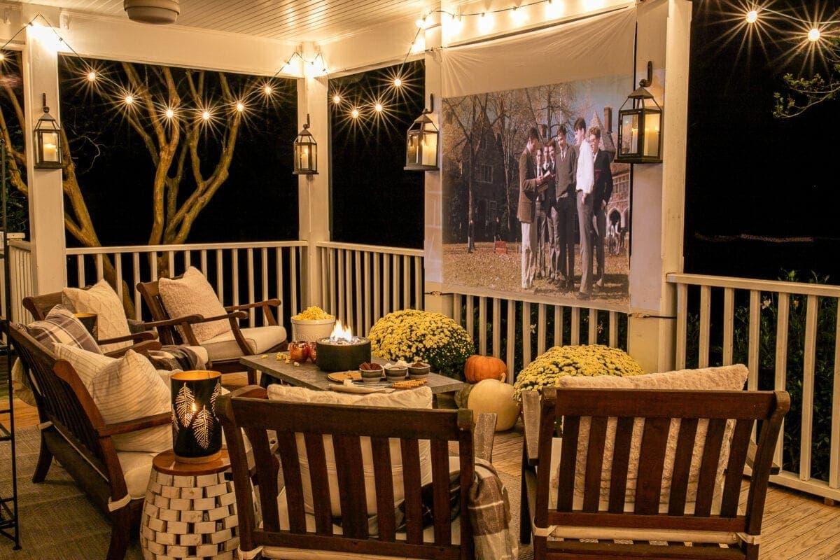 Set up a DIY outdoor movie screen ⁤in your screened porch