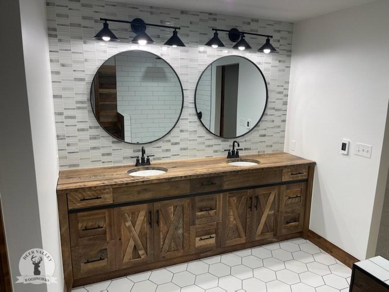 Create a double vanity with repurposed⁣ wood for⁢ a stunning farmhouse‍ bathroom centerpiece