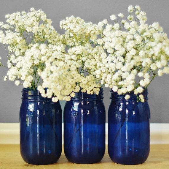 Choose⁢ blue glass decor for an ​elegant touch