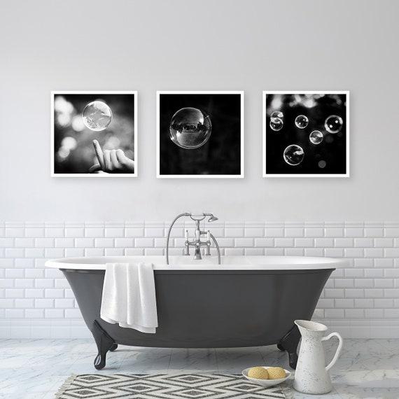 Create ‍a gallery wall with framed prints and photographs in your eclectic bathroom