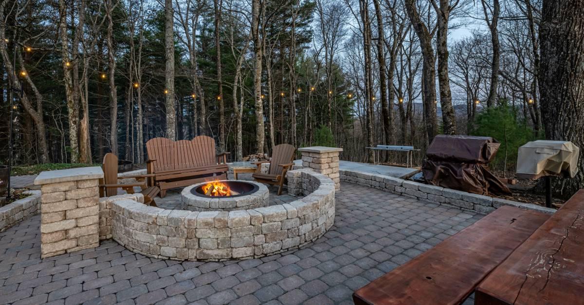 Cozy‍ fire pit for‍ unforgettable backyard gatherings⁢ and evenings