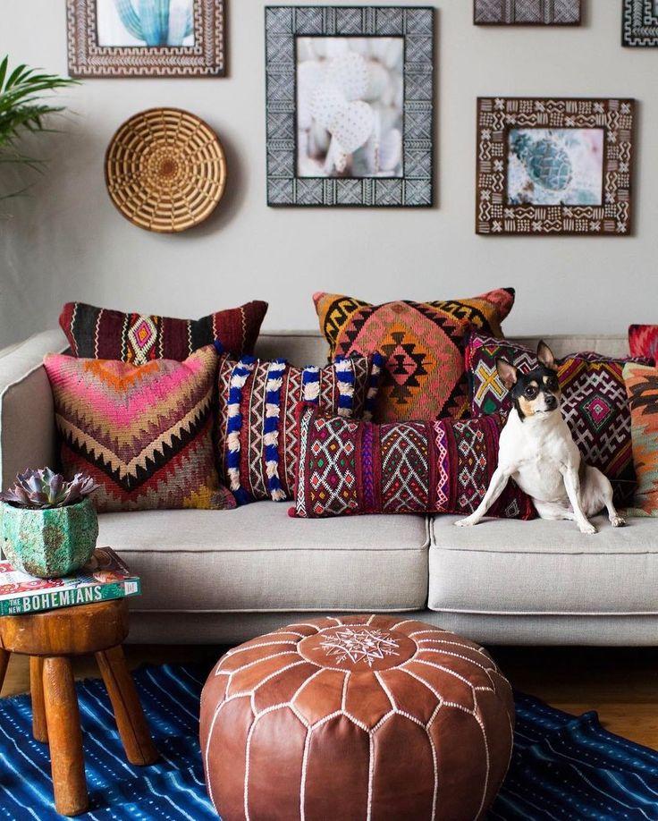 Embrace eclectic patterns with vibrant ‌throw pillows ‌for your Boho Living Room