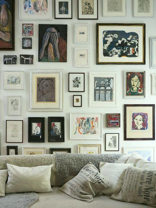 Choose a gallery ​wall to highlight‌ your eclectic living​ room’s ‌artistic flair