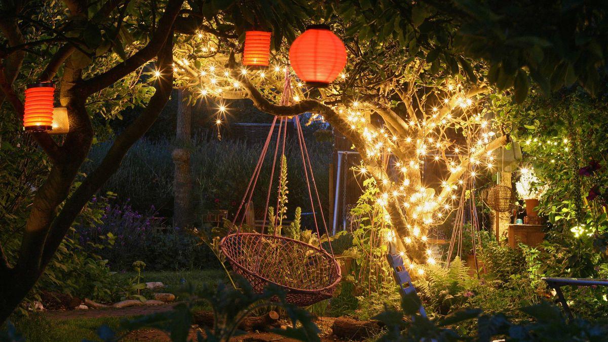 Transform ‍your ‌backyard with fairy‍ lights for enchanting evening vibes