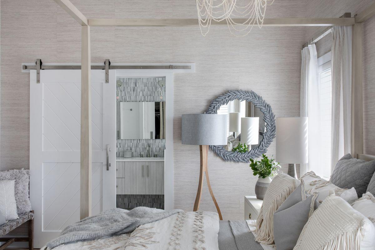 Bedroom Trend: Incorporate mirrors to amplify light ​and ‌create an illusion of space