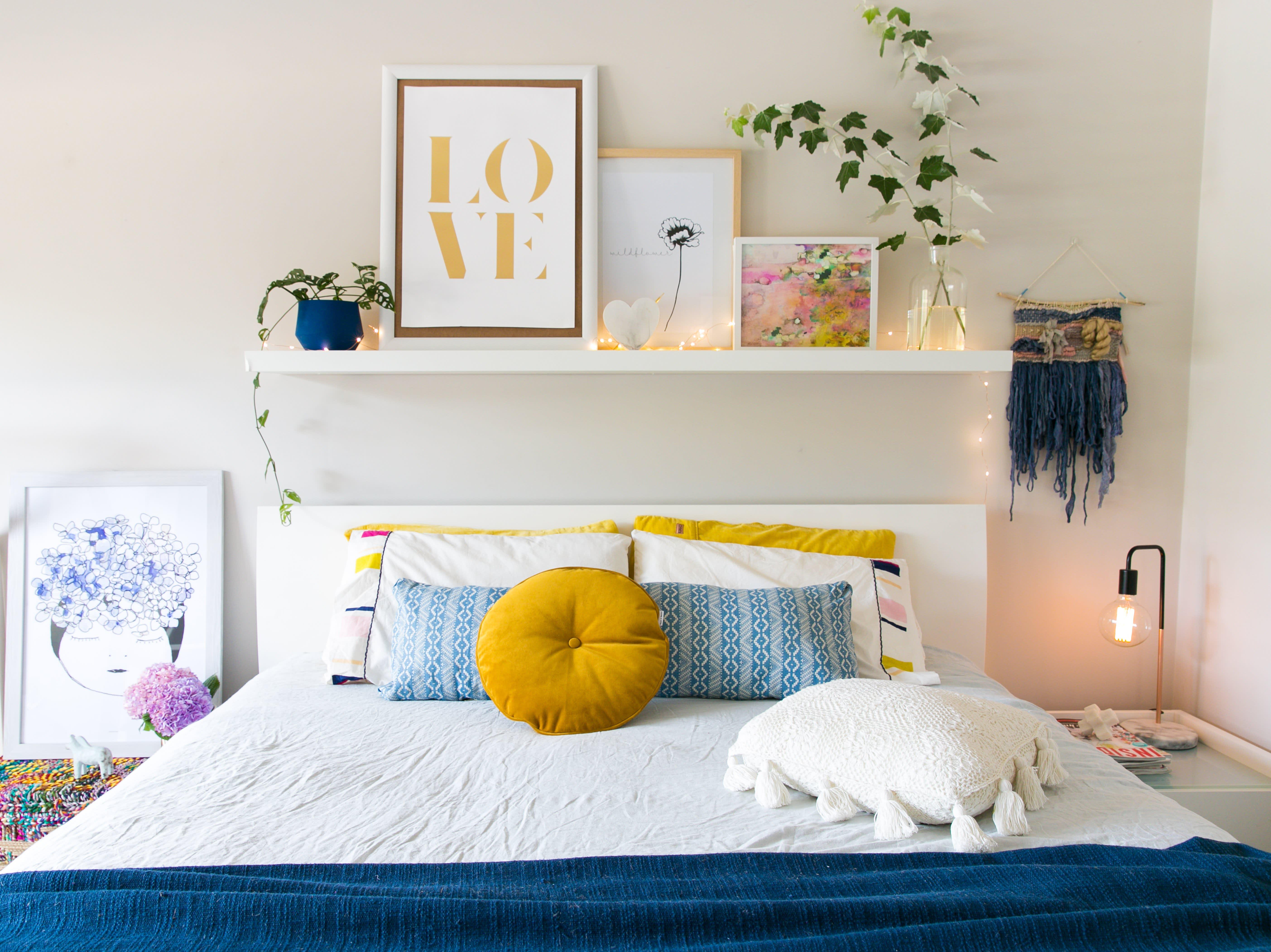 Open shelving displays treasures, ​personalizing space in a contemporary bedroom trend that‌ inspires