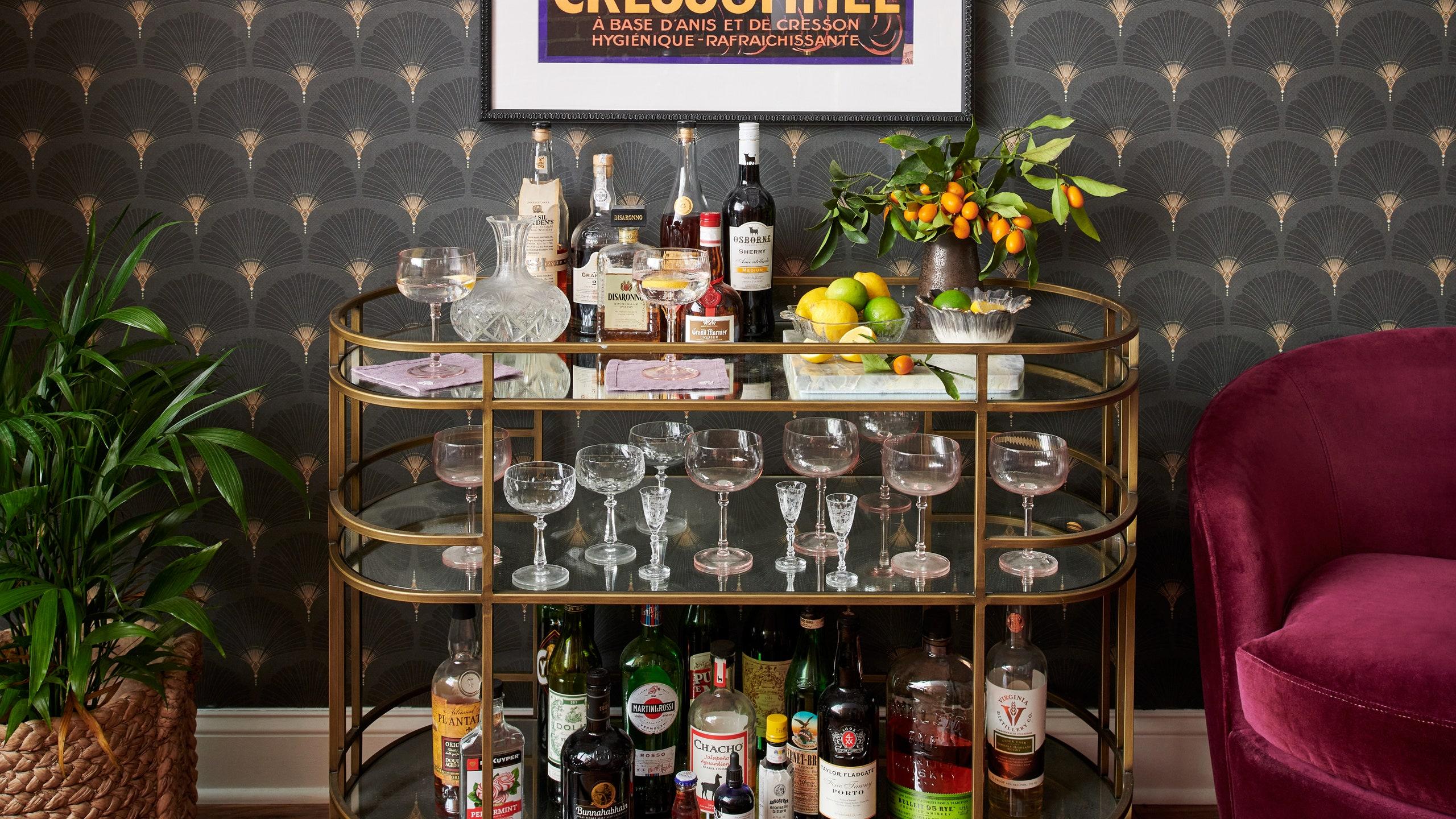 Incorporate a⁢ bar cart for entertaining in your screened porch