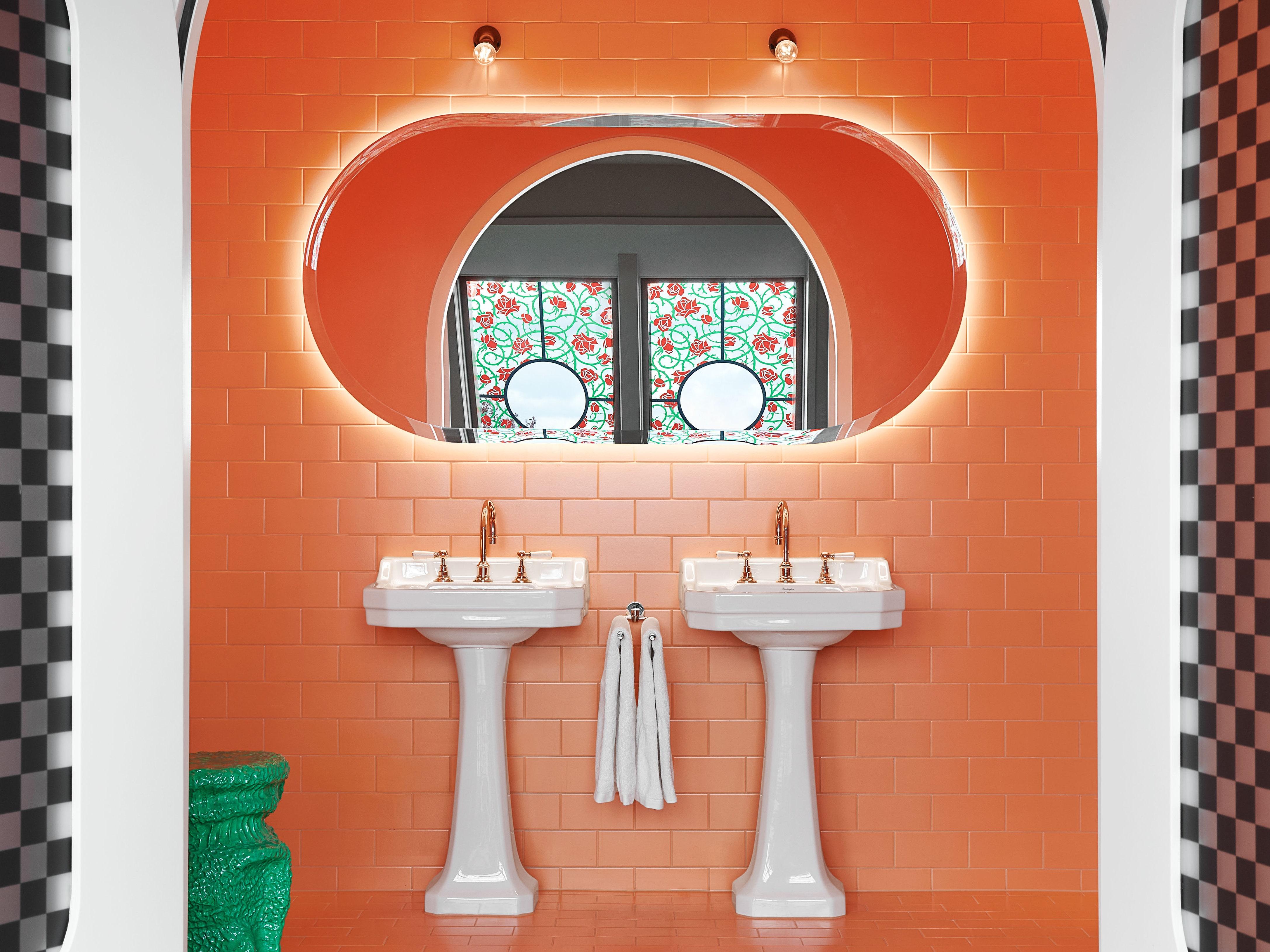 Paint one​ wall a bold color‌ to add drama to your eclectic bathroom