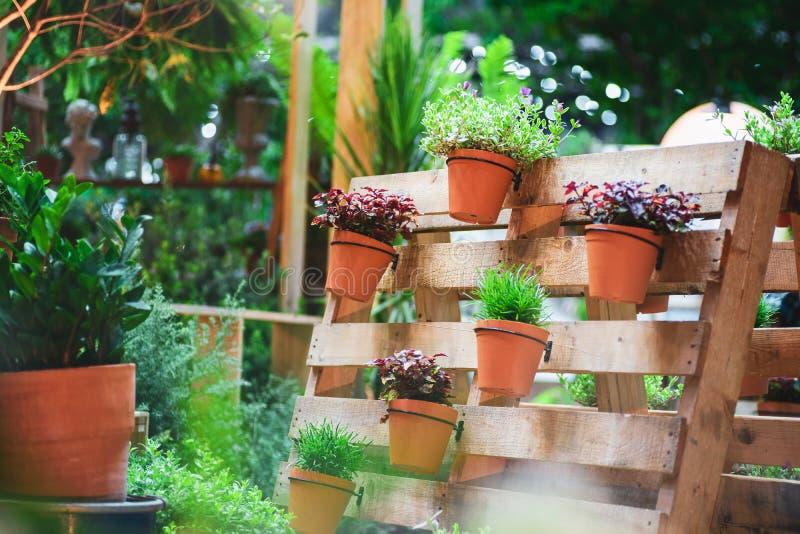 Use ⁤colorful paint to enhance your vibrant pallet ‌garden