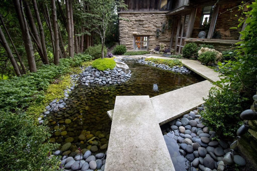 Add a serene water ‌feature for a‌ peaceful backyard ambiance