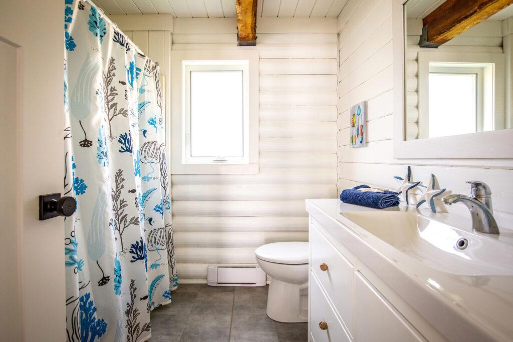 Cozy heated ⁢flooring for a warm chalet‌ bathroom experience