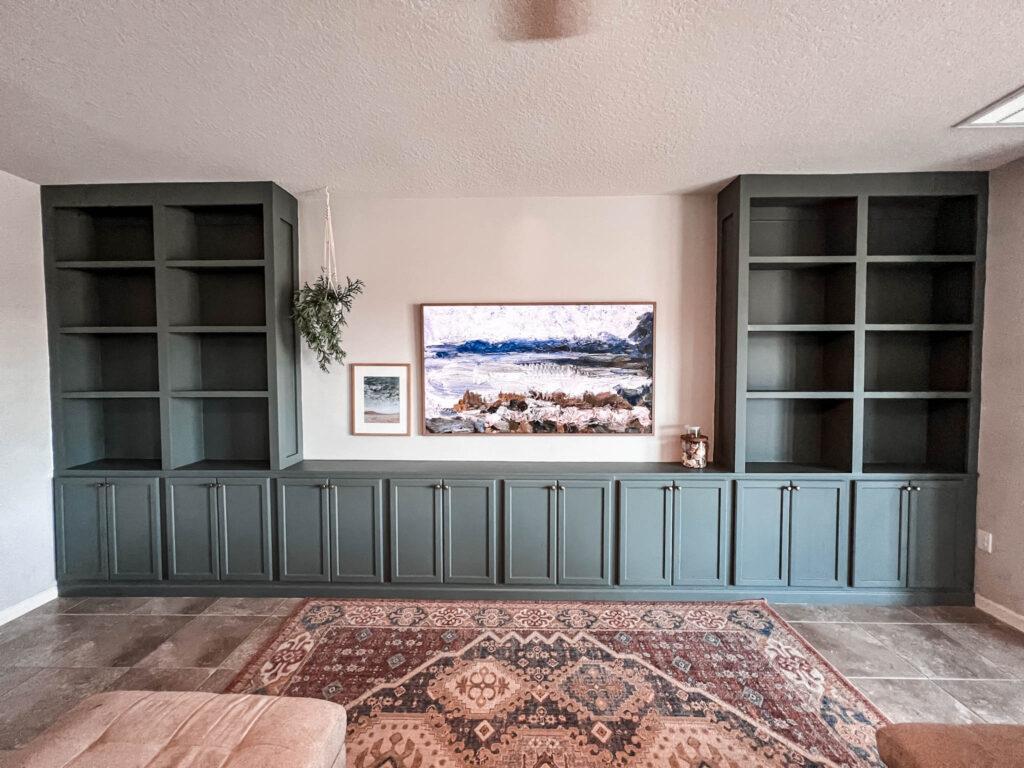 Enhance functionality with ⁢built-in‌ shelving in ​your living room