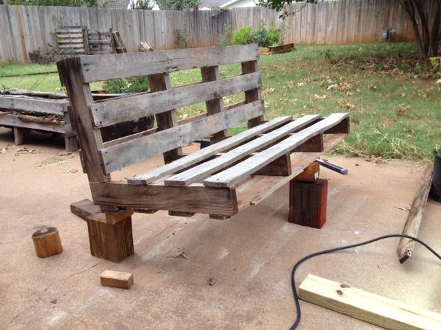 Pallet Garden‌ Bench: Combine‍ seating with a ​touch of greenery