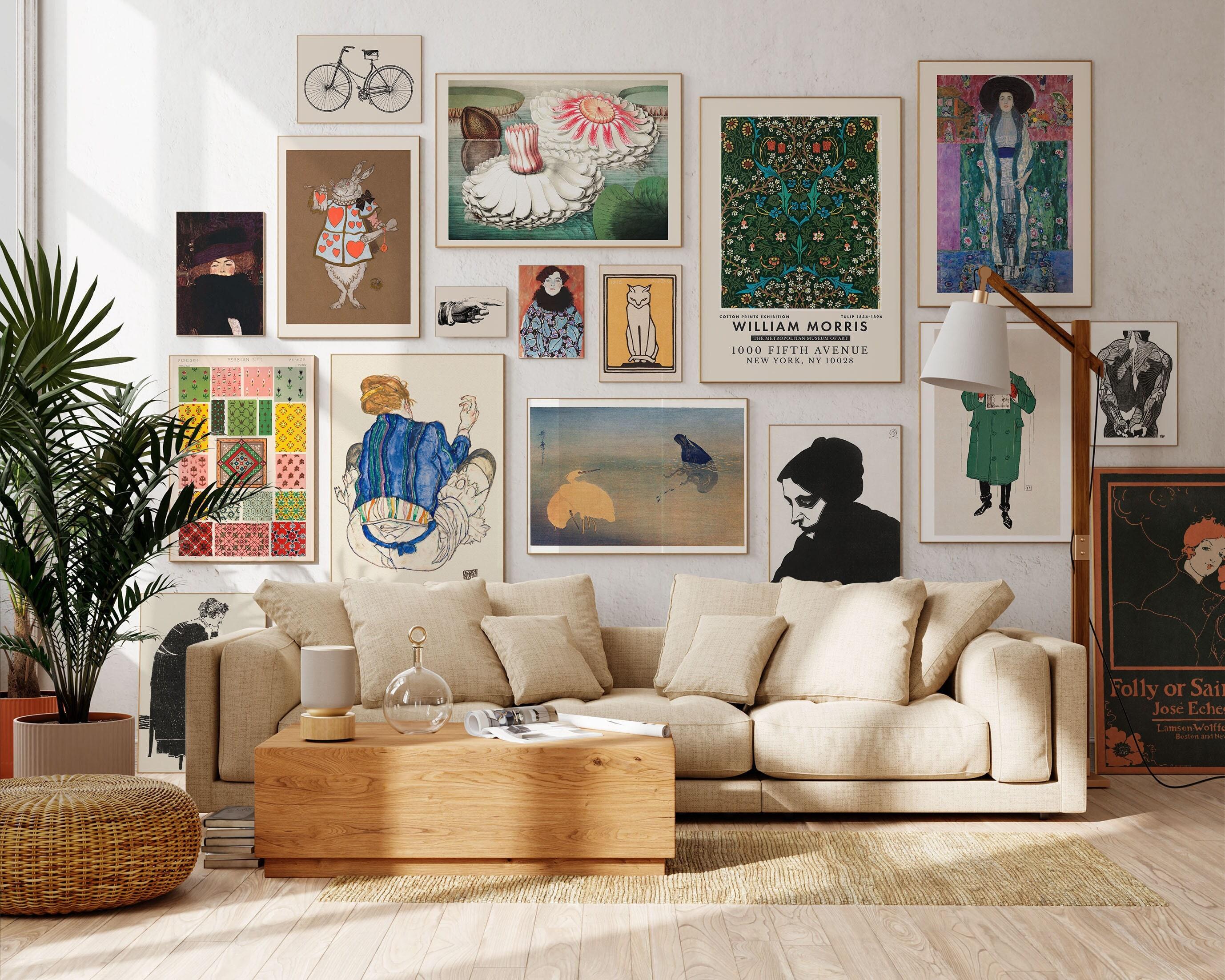 Eclectic Gallery Living Room: ​Display art and collectibles for a ⁣personal touch