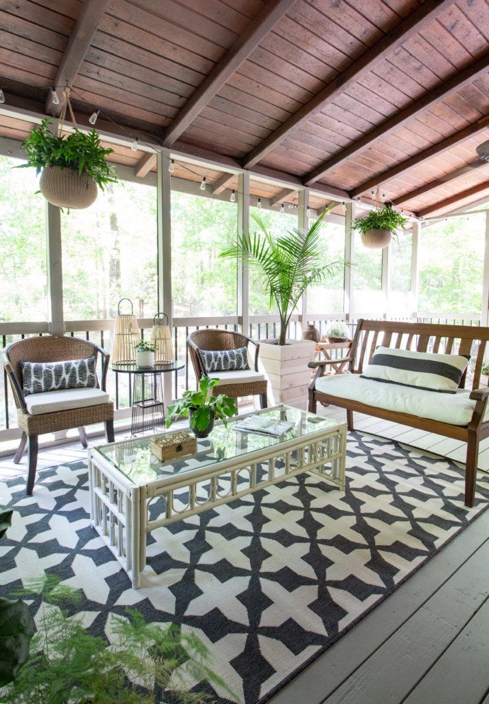 Design a‍ focal point with a bold statement​ piece ⁣on your screened porch