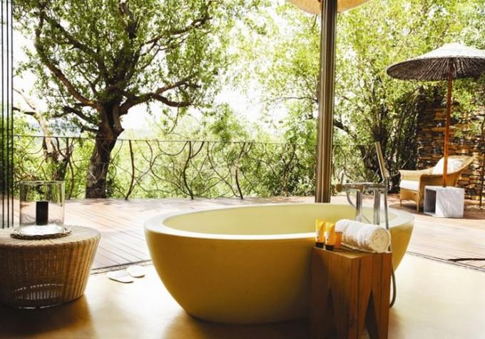 Hang⁢ art‌ that reflects nature for relaxation in your Chalet Bathroom