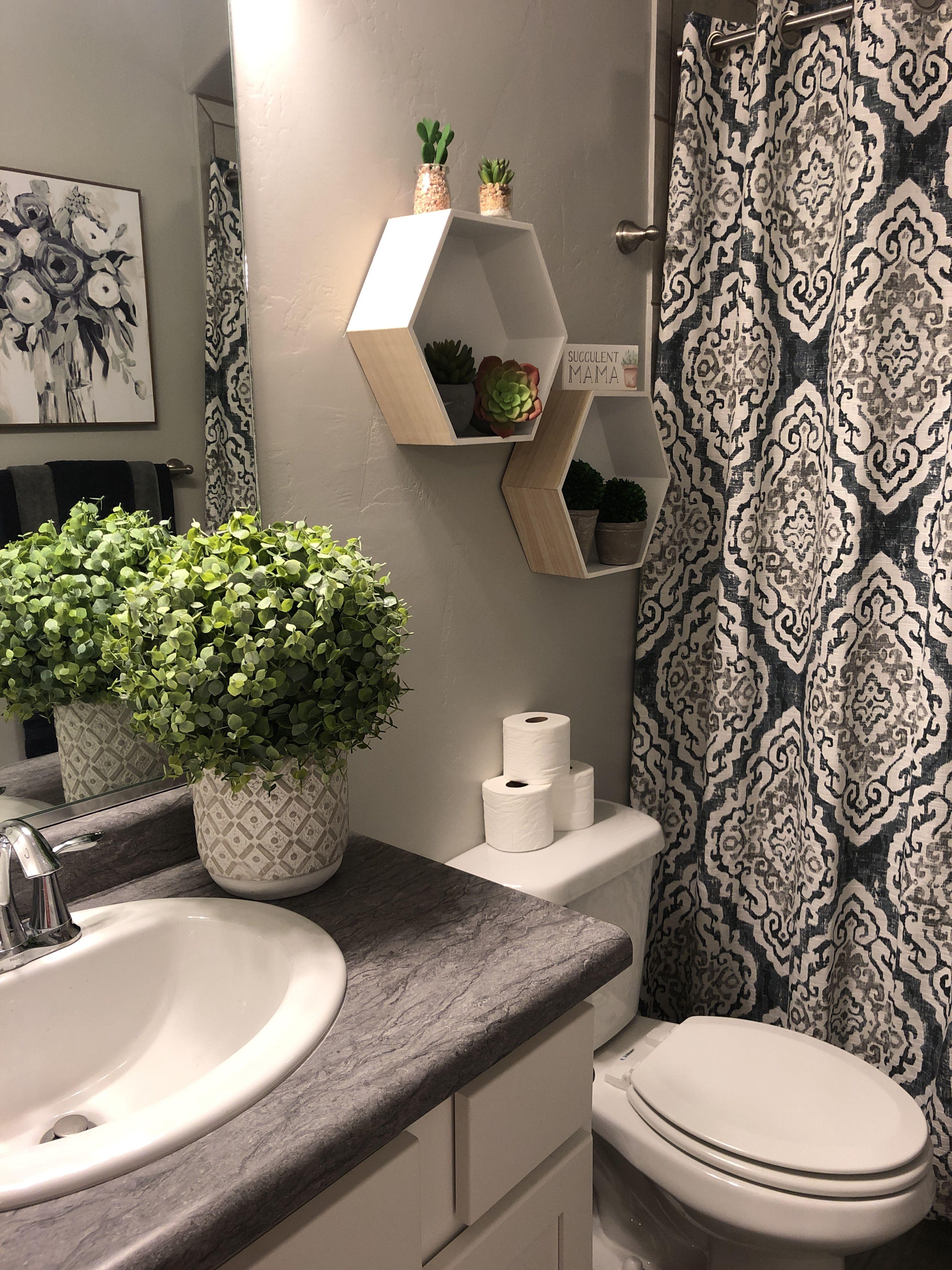 Add‌ greenery with⁣ succulents in your boho ⁢bathroom decor