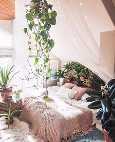 Urban Jungle Bedroom: Layer plants⁤ for a refreshing, vibrant atmosphere