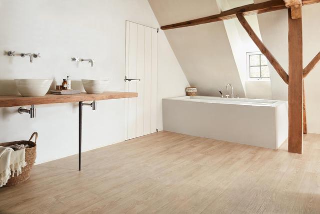 A wooden bathroom floor adds a touch of⁤ luxury and‍ comfort underfoot