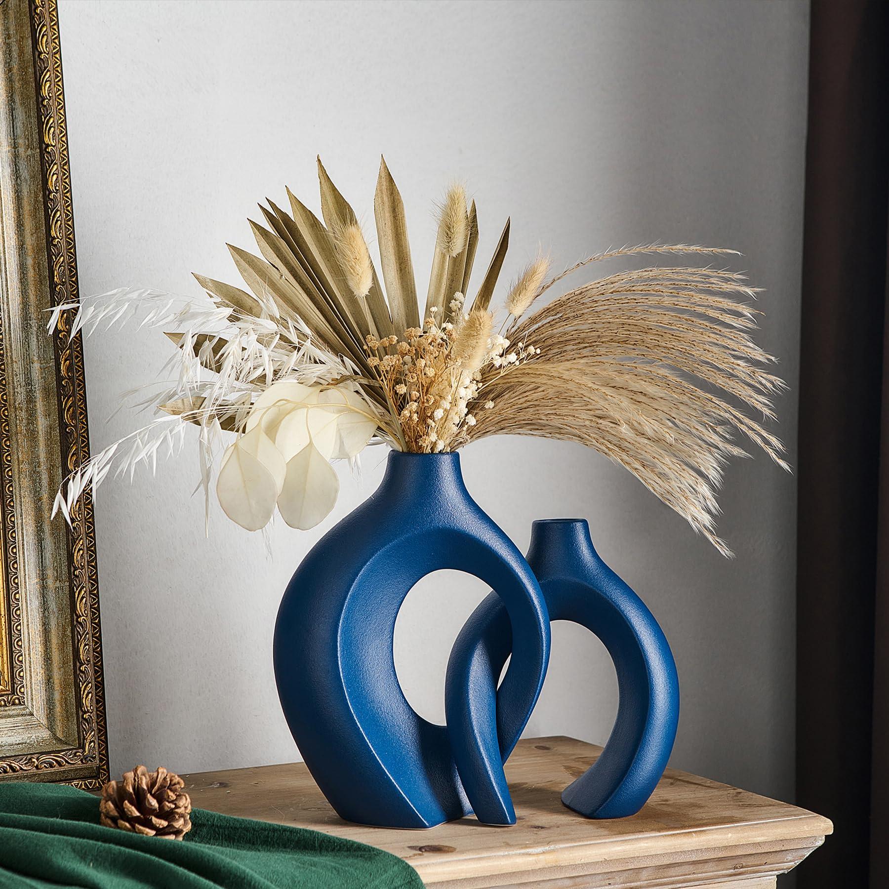 Display ‌blue​ ceramic vases to ⁣enhance your living room’s⁤ decor