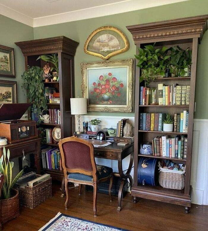 Invest in⁣ an antique bookshelf to showcase literary ‌treasures ⁢in your Vintage ⁣Living Room