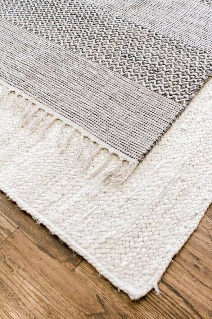 Layer rugs for texture and ⁤comfort in your farmhouse bathrooms inviting atmosphere