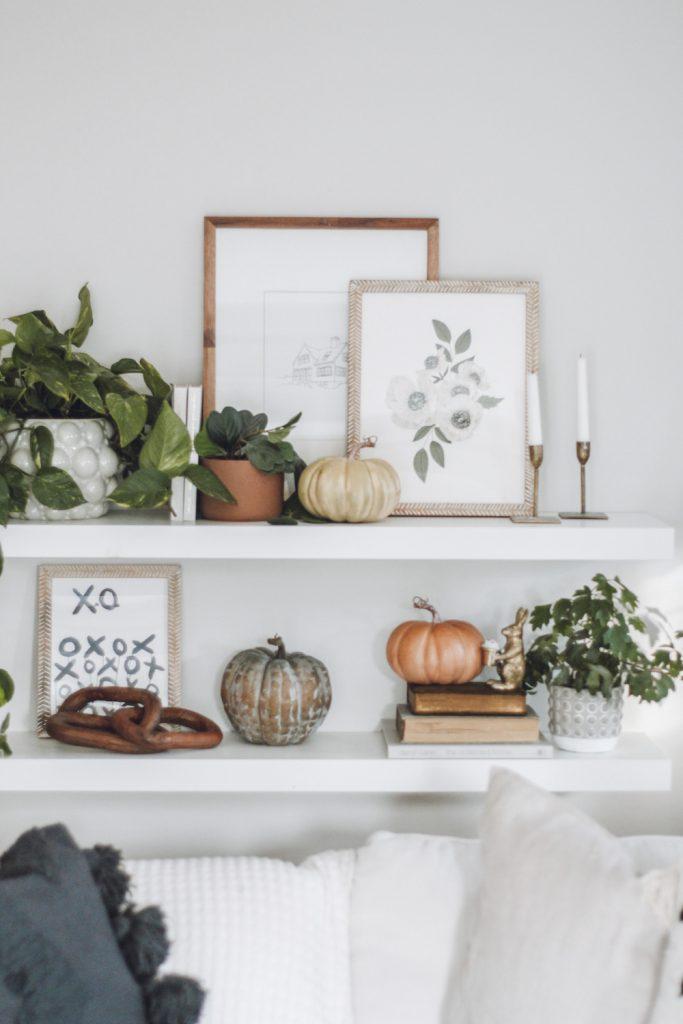 Embrace open shelving to showcase books and treasured ⁢finds in your Boho Living Room