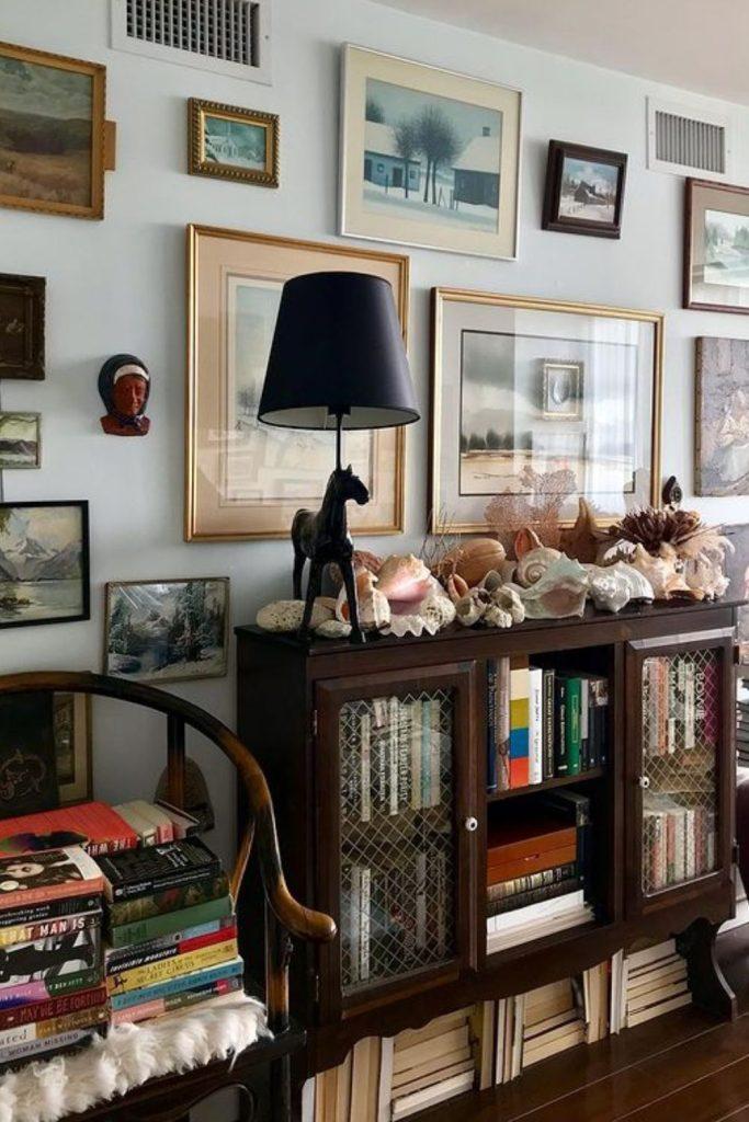 Incorporate quirky knick-knacks⁣ that ​tell a story⁤ in your ⁢Vintage⁤ Living Room ​decor