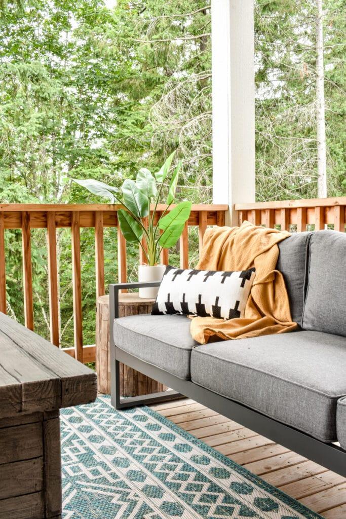 Use outdoor rugs to define your screened porch ⁢spaces