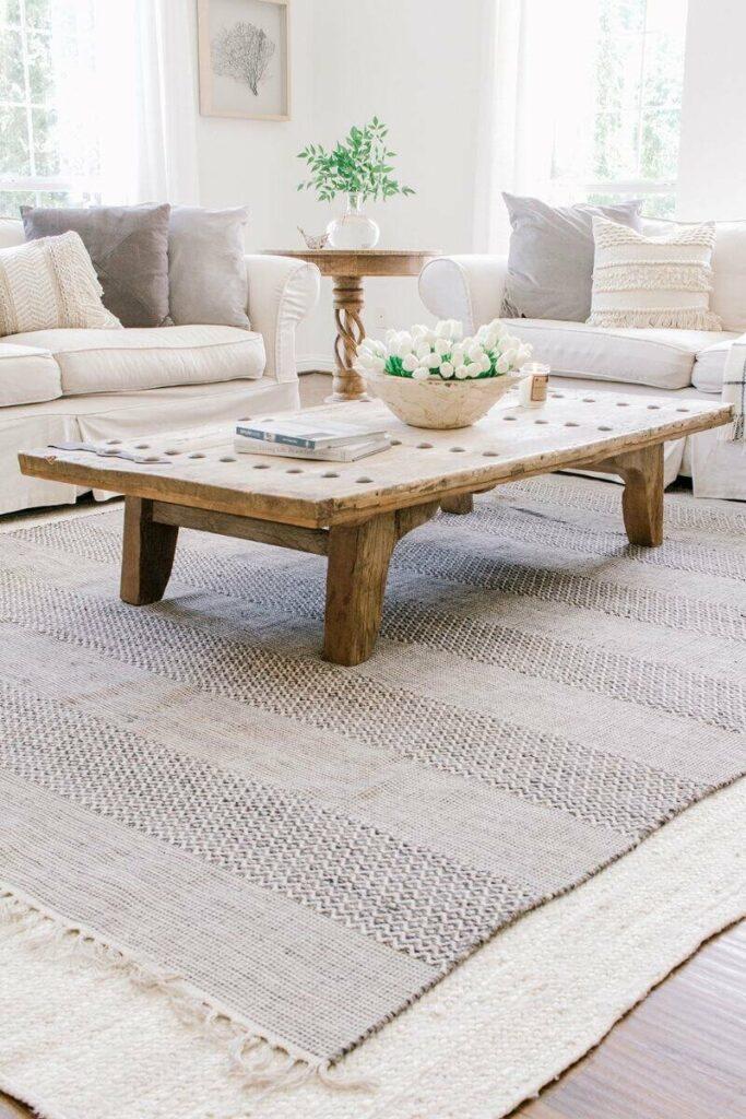 Layer rugs⁢ on warm wood floors to add texture‌ to your⁤ Farmhouse Bathroom