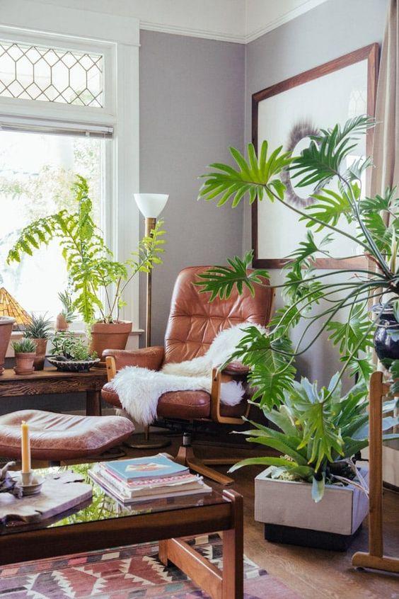 Add indoor plants for ‌a⁤ fresh touch in your earthy ‍living room